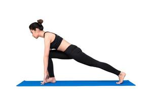 Mujer sana ejercicio de yoga aislado con trazado de recorte sobre fondo blanco.Diseño de fotografía para fitness mujer deportiva y concepto sanitario. foto