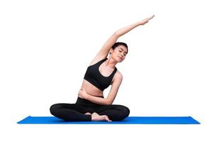 Mujer sana ejercicio de yoga aislado con trazado de recorte sobre fondo blanco.Diseño de fotografía para fitness mujer deportiva y concepto sanitario. foto
