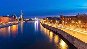 Ciudad de Moscú a lo largo del río Moskva en la noche, Rusia