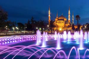 la mezquita azul en la plaza sultanahmet en la noche, estambul, turquía. Mezquita Azul es la mezquita más grande de Estambul. foto