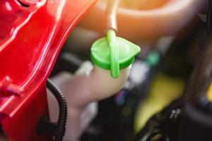 Detalle del motor del coche de refrigerante - cerca de la máquina nueva comprobación y limpieza del motor del motor para entregar a los clientes en el servicio de coche foto