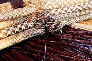 La industria de la cestería abstracto tejido de paja o estera de textura de fondo - artesanía de bambú hecha a mano foto