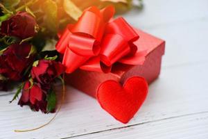 caja de regalo decorar con rosas flor y corazon fondo de amor dia de san valentin