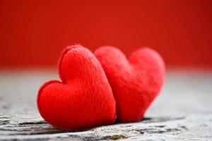 Pareja corazón rojo en madera vieja para el concepto de filantropía - tarjeta de vacaciones corazones del día de San Valentín sobre un fondo de madera donar ayudar a dar amor cuidar foto