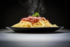 Pasta italiana de espaguetis servidos en un plato negro con salsa de tomate y perejil en el concepto de menú y comida italiana del restaurante - espaguetis a la boloñesa sobre fondo negro foto