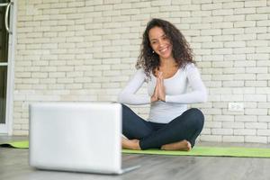 mujer latina enseñando yoga foto