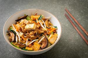 fideos salteados con tofu y verduras foto