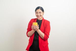 mujer asiática, con, mano, tenencia, taza de café foto
