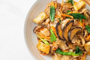 fideos salteados con tofu y verduras foto