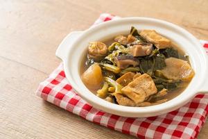 Guiso de verduras chino con tofu o sopa mezcla de verduras foto