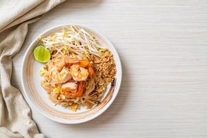 fideos salteados con camarones y brotes o pad thai foto