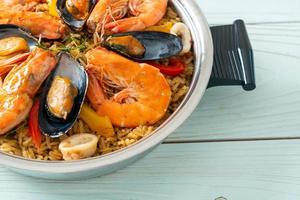 paella de marisco con gambas, almejas, mejillones sobre arroz con azafrán foto