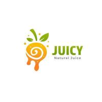 Logotipo de jugo de limón naranja natural con líquido de salpicadura e icono de hoja verde vector