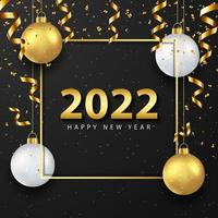 Tarjeta de felicitación de feliz año nuevo 2022 con bolas doradas y blancas realistas sobre fondo negro vector