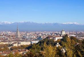 panorama de turín con los alpes y mole antonelliana, italia. horizonte del símbolo de la región de piamonte con monte dei cappuccini - colina de cappuccini. luz del amanecer. foto