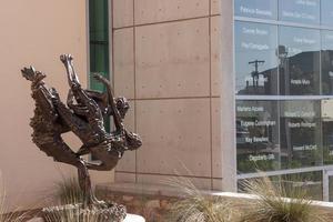 el paso, texas, 1 de noviembre de 2007 escultura frente a la entrada de la sucursal de la biblioteca principal en el centro de el paso foto