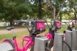 brasilia, df, brasil, 11 de diciembre de 2021 las bicicletas de alquiler o alquiler de bicicletas recién instaladas en la ciudad de brasilia foto