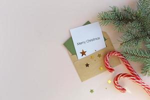 Año nuevo celebración de fiestas navideñas cono de galleta bastones de caramelo rama de abeto espacio de copia fondo de papel de color. foto