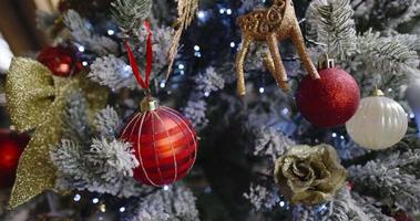 Weihnachtsbaum. geschmückter Weihnachtsbaum auf unscharfem, funkelnden und feenhaften Hintergrund. Stadtdekoration des neuen Jahres. video