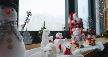 Feiertagsdekorationen am Fenster. Weihnachten und Neujahr. video