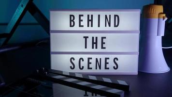 detrás de las letras de la escena en la caja de luz del cine. texto negro sobre caja de luz led blanca