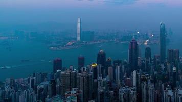 timelapse do dia para a noite da sinfonia de luzes na paisagem urbana do centro de hong kong do ponto de vista do pico victoria video
