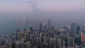 lapso de tiempo día a noche vista del paisaje urbano del centro del horizonte de hong kong desde el pico victoria, el mirador más emblemático de hong kong.