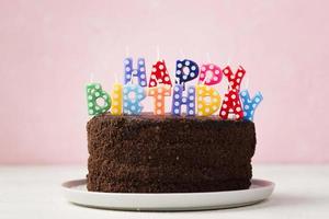concepto de cumpleaños con pastel de chocolate lindas velas foto
