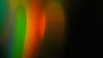 arco iris superposición de luz textura de refracción diagonal holográfica natural en negro. foto