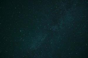 espacio azul oscuro cielo galaxia y estrellas hermoso universo. Fondo espacial con galaxia en negro. foto