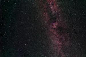 espacio púrpura cielo galaxia y estrellas hermoso universo. Fondo espacial con galaxia en negro.