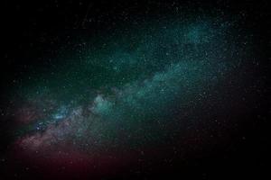 espacio azul oscuro y rosa cielo galaxia y estrellas hermoso universo. Fondo espacial con galaxia en negro.