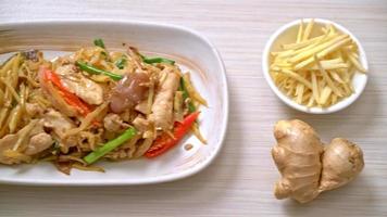pollo salteado con jengibre - estilo de comida asiática video