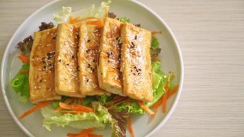 teriyaki tofu salad with sesame - vegan and vegetarian food style video