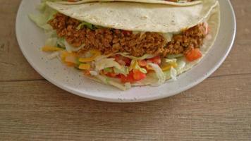 mexikansk tacos med kycklingfärs - mexikanskt traditionellt kök video