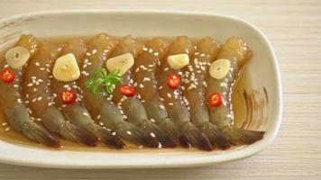 langostinos en escabeche al estilo coreano o camarones en escabeche con salsa de soja coreana - estilo de comida asiática video