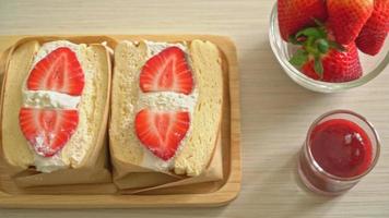 sanduíche de panqueca com creme de morango fresco video