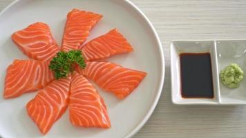 Sashimi crudo de salmón fresco - estilo de comida japonesa video