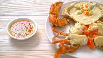 oeuf de crabe cuit à la vapeur avec du lait frais avec une sauce épicée aux fruits de mer video