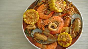 fruits de mer épicés au barbecue - crevettes, calmars, moules et maïs video