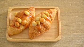 croissant with macadamia and caramel video