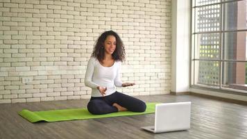 mujer latina influenciadora enseñando yoga online video