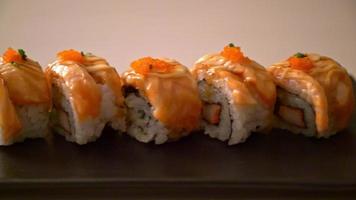 rouleau de sushi au saumon grillé avec sauce - style de cuisine japonaise video