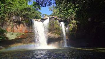 prachtige haew suwat-waterval in het nationale park van khao yai in thailand video