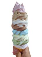 patrón de postre helado sabor arco iris helado en cono de galleta marrón mano sosteniendo en blanco. foto