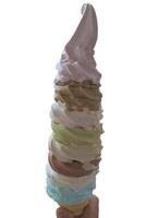 patrón de postre helado sabor arco iris helado en cono de galleta marrón mano sosteniendo en blanco. foto