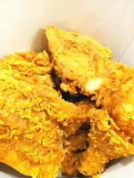 Fresco delicioso pollo frito crujiente dorado en caja blanca. foto