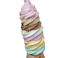 patrón de postre helado sabor arco iris helado en cono de galleta marrón mano sosteniendo en blanco. foto
