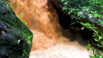 cascade wang sao thong dans la forêt tropicale humide de koh samui en thaïlande. video