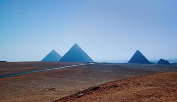 paisaje de las grandes pirámides de giza al amanecer. El Cairo. Egipto foto